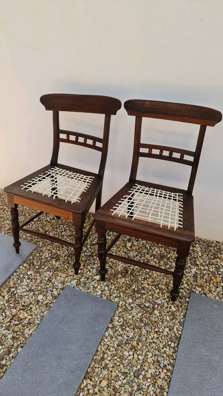 2 antique diningroom table chairs