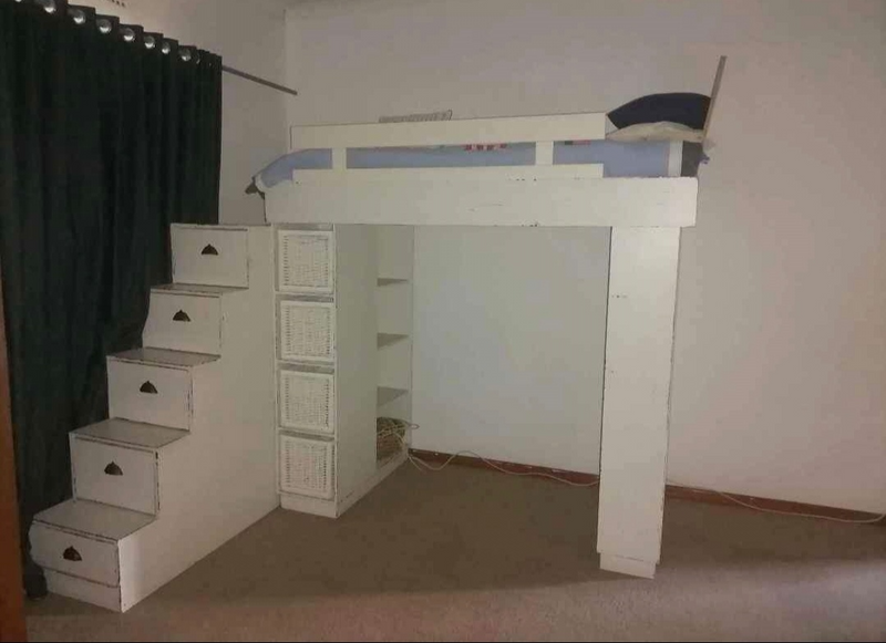 Single bunkbed with shelves