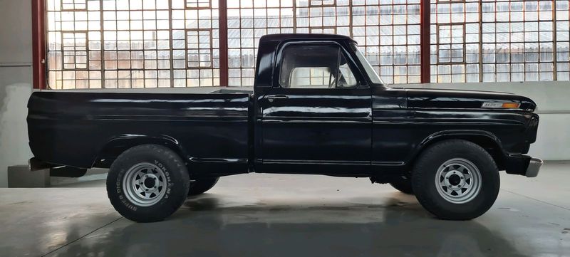 Ford F100 Automatic V8