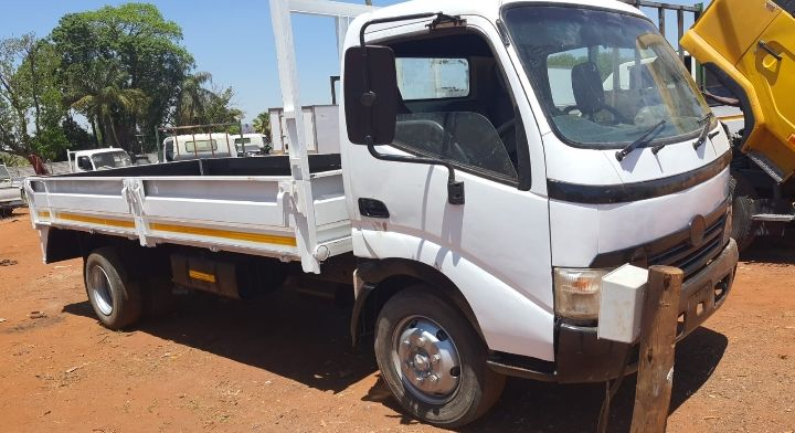 Toyota dyna 7-105 dropside in an immaculate condition for sale at an affordable amount