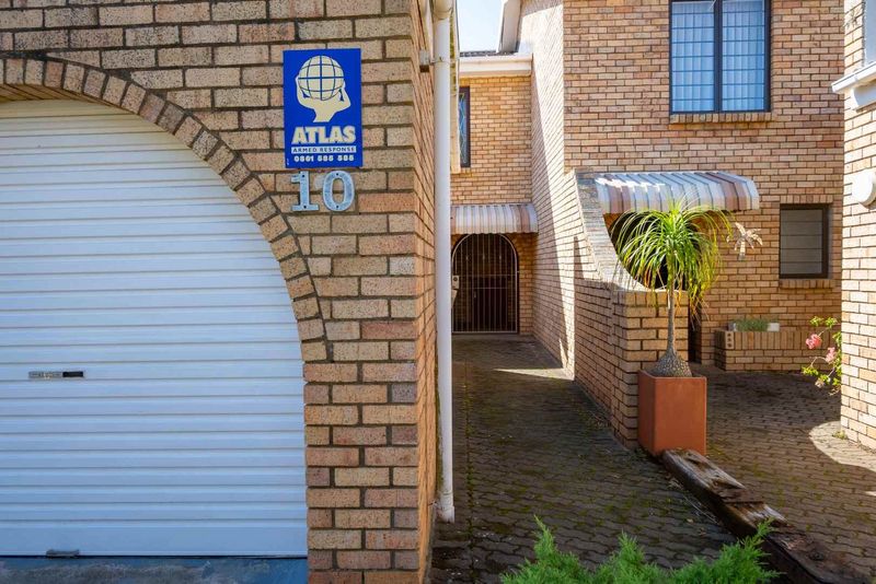 Secure, Light and Spacious, Townhouse to Rent in Walmer Heights