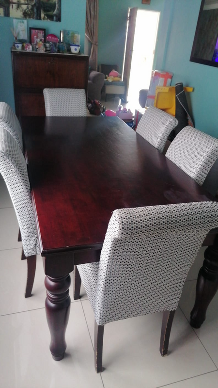 Solid oak dining room table with six beautiful chairs