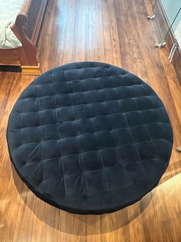 Ottoman in excellent condition, nearly new from Sofa Company