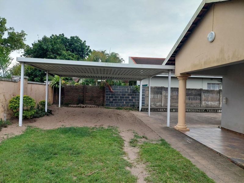 3 Bedroom house with swimming pool in Arboretum