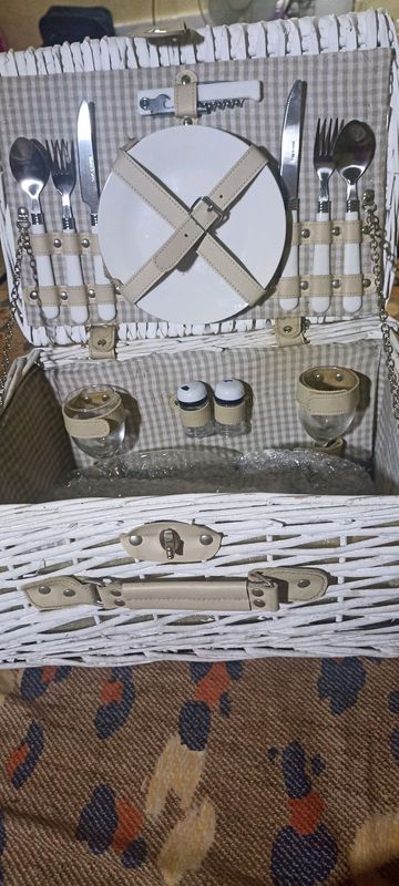 Picnic Basket wicker with cutlery