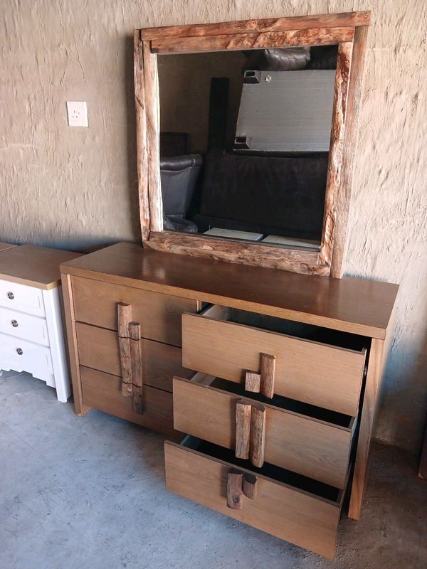 Cielo chest with matching mirror