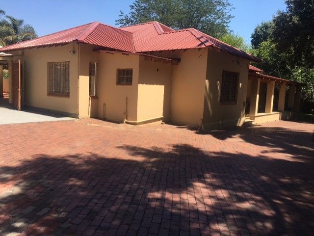 Family Home with Flatlet and  Rental Potential - 6 Rooms