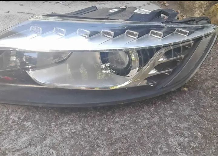 Audi Q7 headlights available