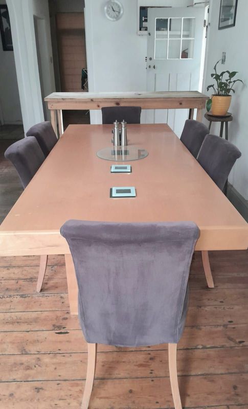 Dining Room Table &amp; 6 Chairs