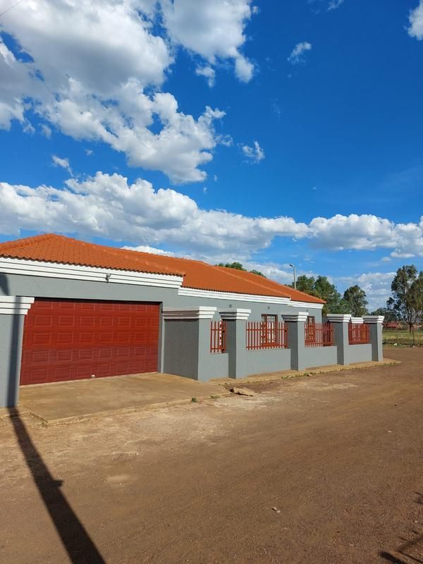 3 bedroom house for sale in khutsong gauteng for R700000 with units wardrobes and stove and doubl...