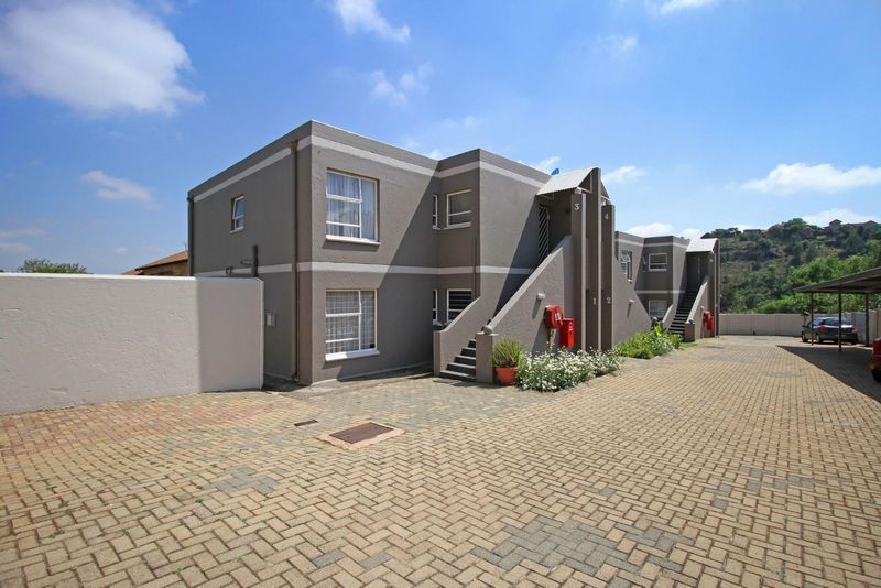 2 Bedroom Apartment For Sale in Roodekrans
