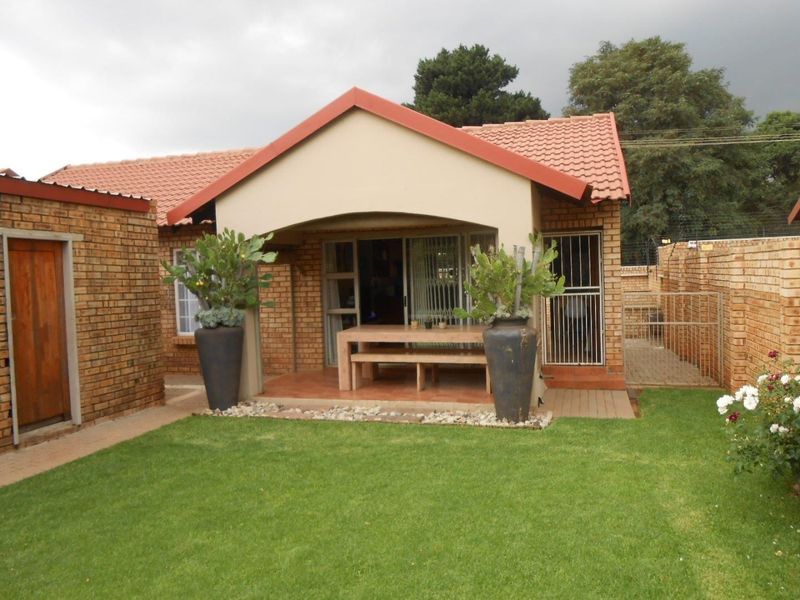 Three Bedroom Townhouse with Private Garden - AVAILABLE 1 May 2024