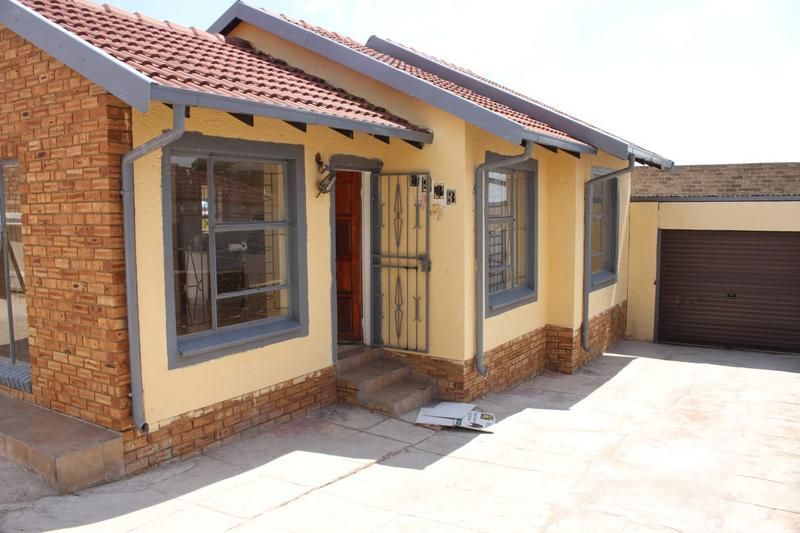 Three Bed House for Sale in Morula View, Mabopane