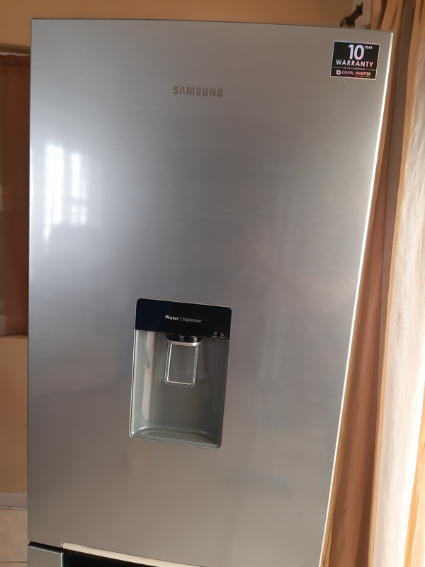 Samsung Fridge bottom freezer with water dispenser