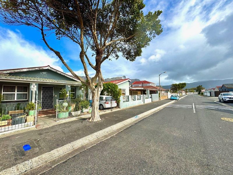 House For Sale in Steenberg, Cape Town