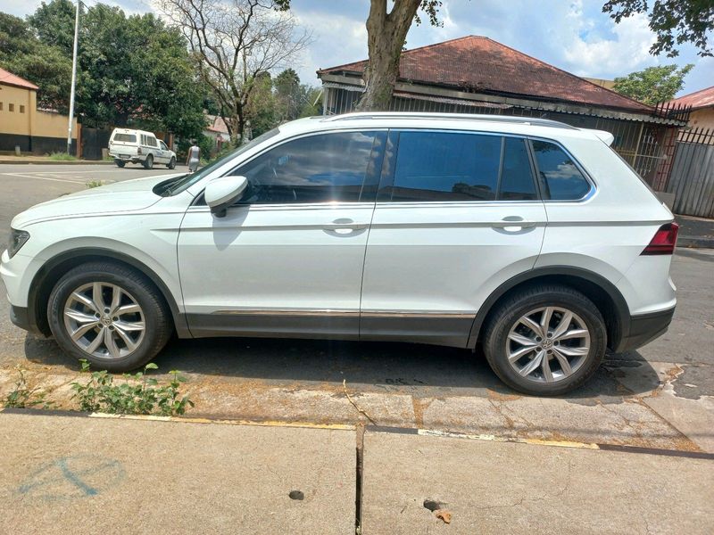 2017 VOLKSWAGEN TIGUAN 2.0 TSI 4MOTION AUTOMATIC TRANSMISSION WITH SERVICE BOOK