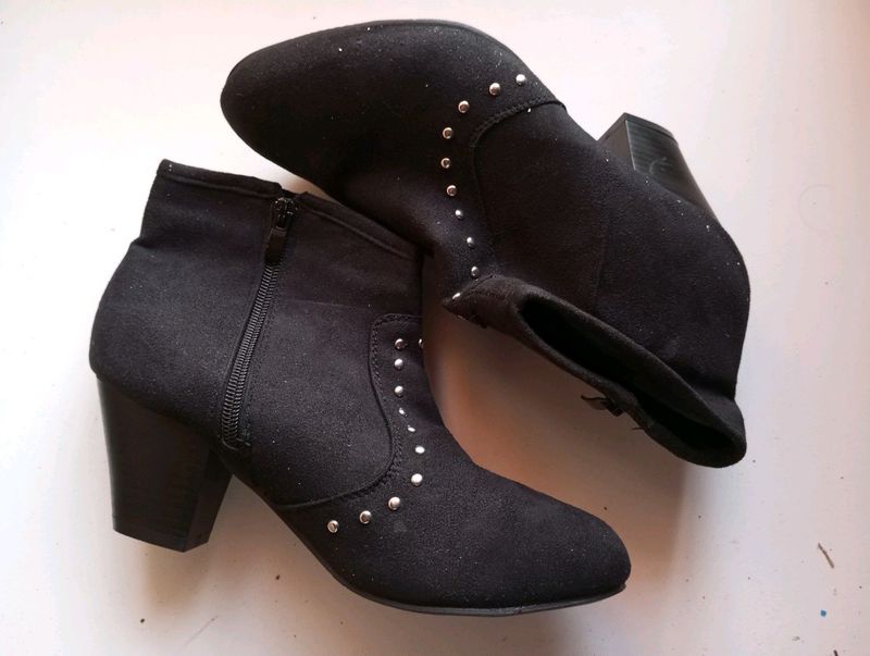 Ladies medium heel zip up black suede leather short boots size 6