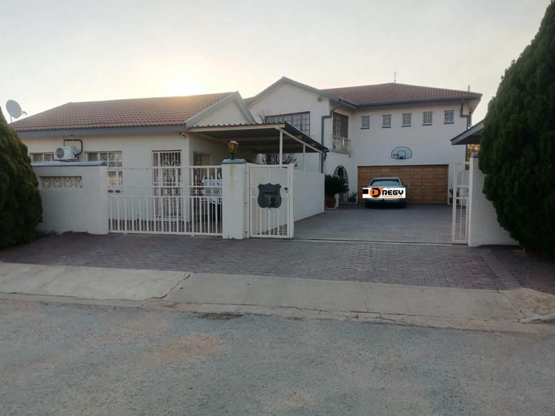 Property for sale in an upmarket area in Riviera park.