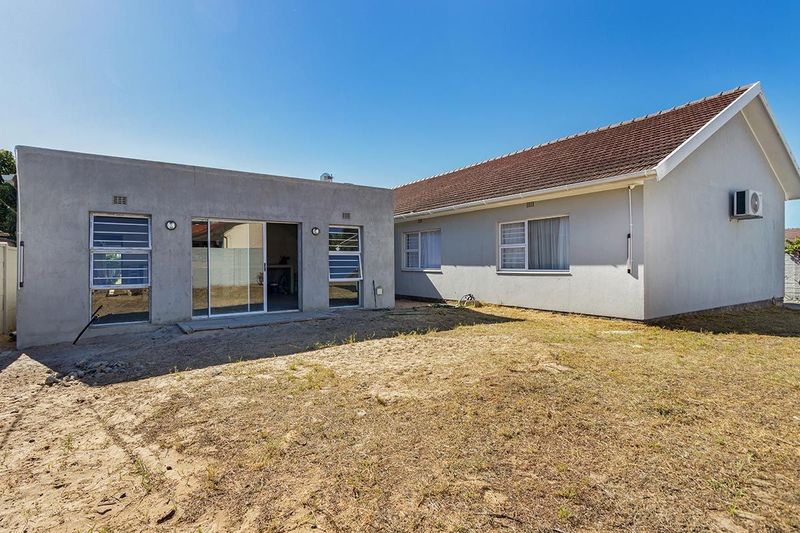 This spacious 3 Bedroom Home with a domestic quarter/flatlet is situated in Bracken Heights