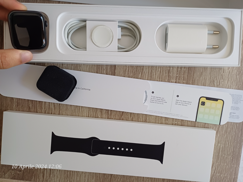 Apple Watch Series 5 44mm with two extra straps