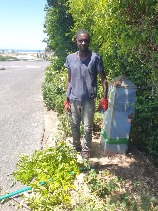 ALEX, A MALAWIAN MAN IS LOOKING FOR A PART TIME GARDENING JOB.