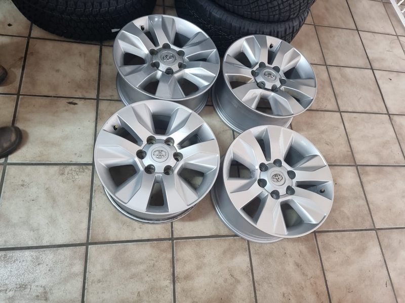 17inch Toyota Hilux GD6 original mags set for R6500.
