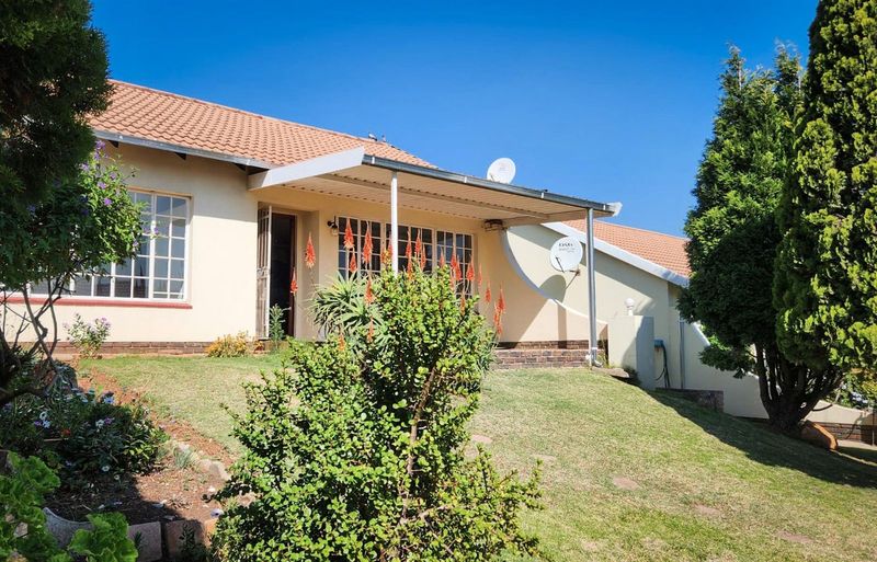 1 Bedroom property for Sale in Established Retirement Village in Helderkruin Roodepoort