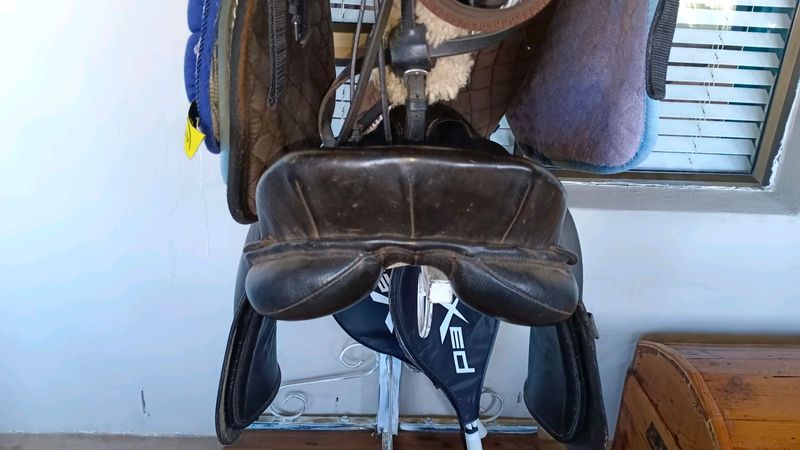 Saddle &#43; extras and Stand  (R2700 or nearest offer)