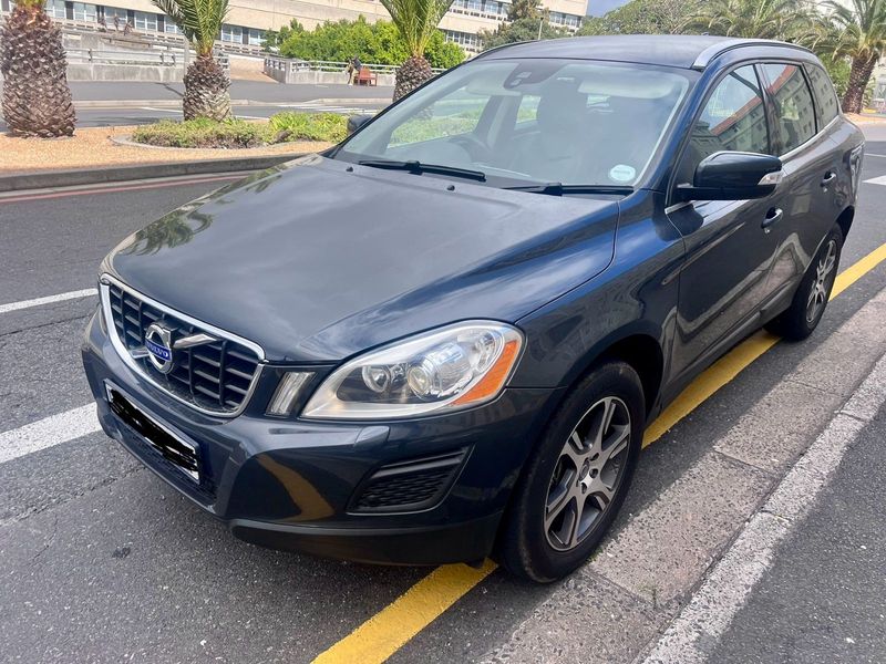 2012 Volvo XC60 D3 Geartronic with 162 000km