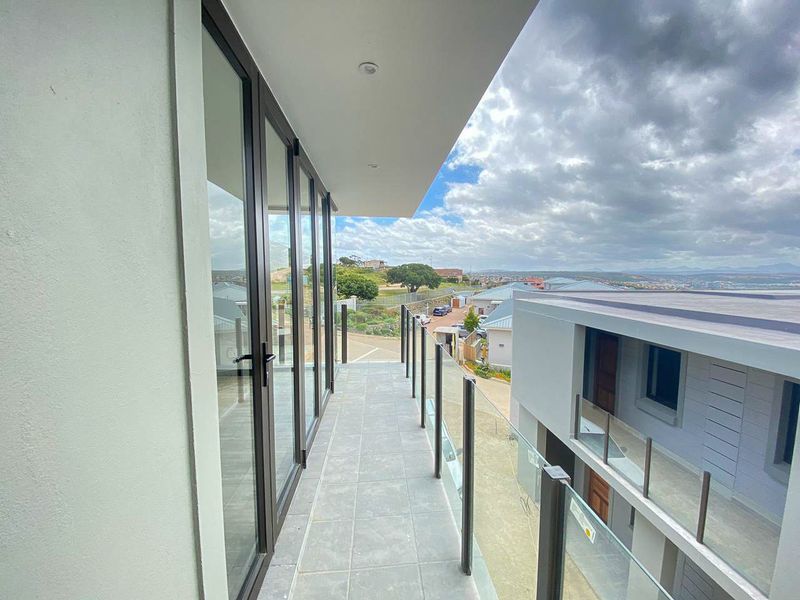 2 Bedroom Apartment For Sale in Mossel Bay Central