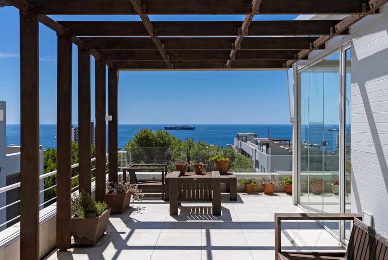 Seaside Splendor: Luxury apartment/townhouse with stunning ocean views