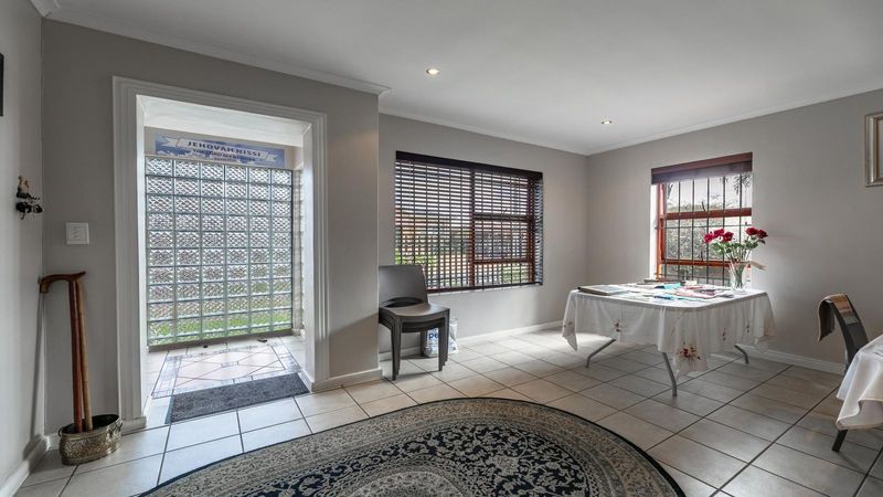Neat, stylish and modern three bedroom houe for sale in Durbanville