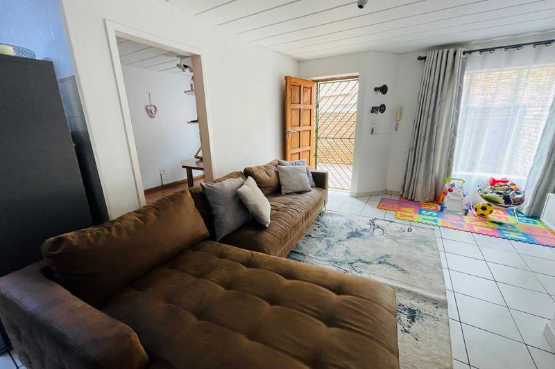 Modern Elegance: Exceptional 3-Bedroom Facebrick Townhouse in Vandeerbijlpark, SE3 Awaits You!