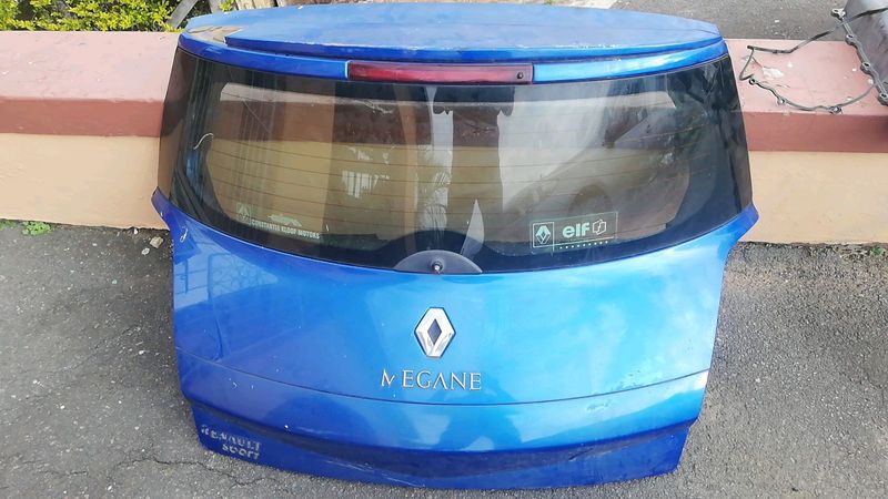 2005 Renault megane shake it, original rust free bootlid complete with glass and wiper motor