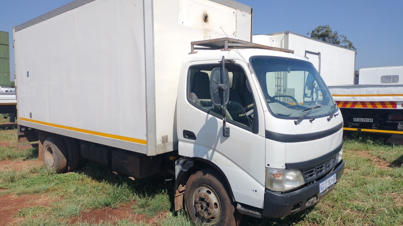 2004 TOYOTA DYNA 7-145 BOX BODY TRUCK FOR SALE (CT81)