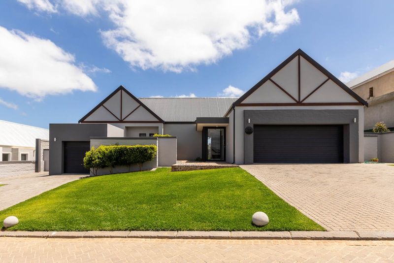 Luxurious home in tranquil Kingswood Golf Estate!