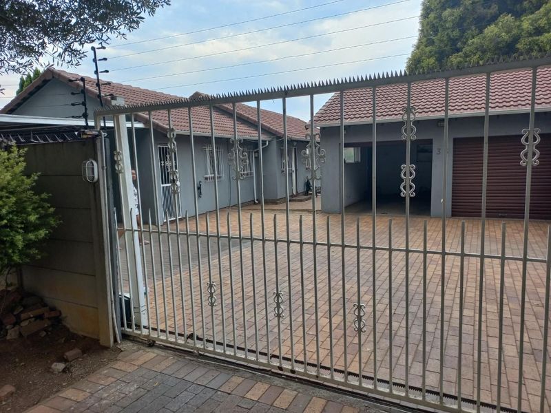 4 Bedroom Home with Flatlet for Rent in Sunward Park