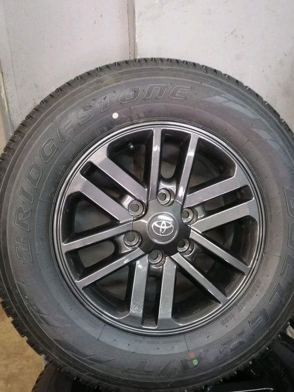 Toyota Hilux Twinspoke 17inch (WITH USED TYRES)