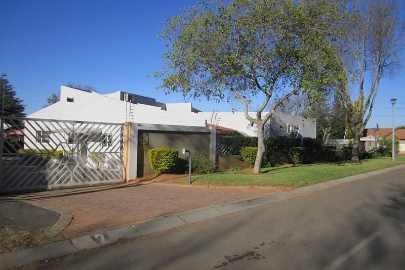 Freestanding home with part office facility in Noordwyk , Midrand