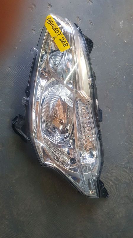 PEUGEOT 208 LEFT HEADLIGHT