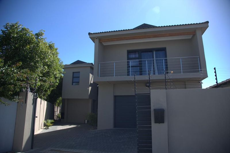Immaculate fully furnished double storey home - ideal for the extended family