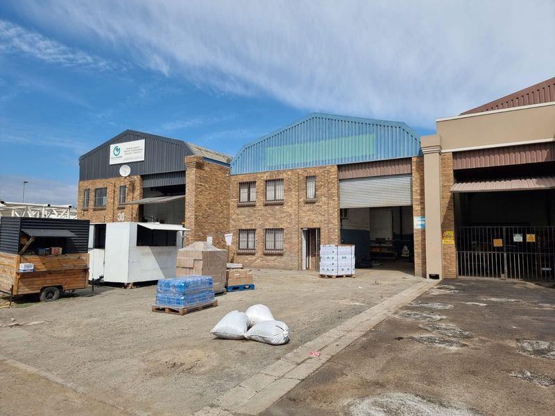 310sqm Industrial Warehouse To Let in Montague Gardens