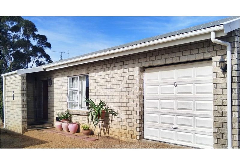 For Sale: 2 Bedroom House in Moorreesburg Secure Complex.