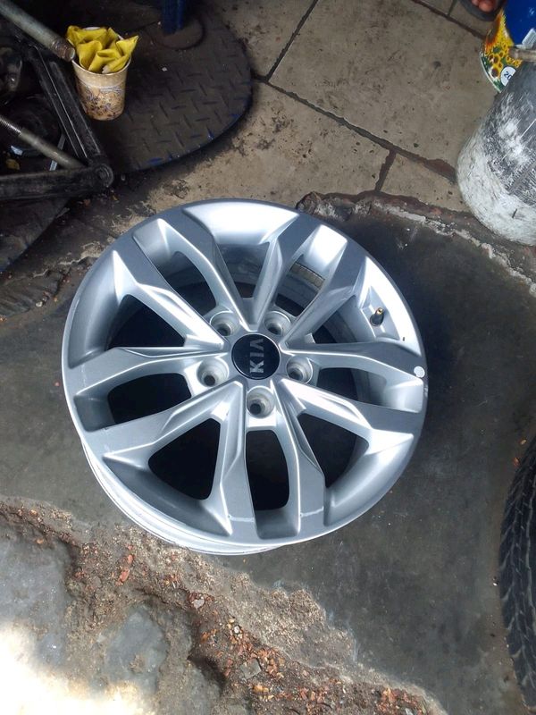 One single brand new 17inch k i a sportage rim 5x114 3 p c d 0730045063 you can contact me