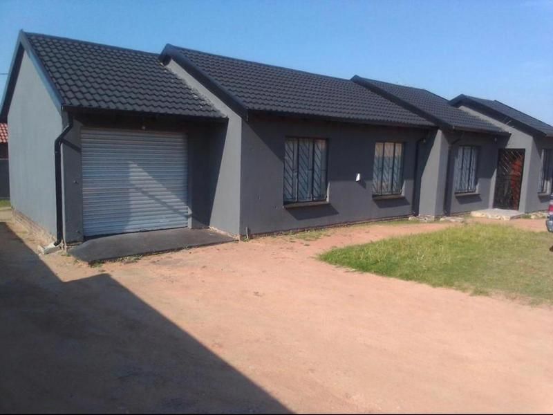 3 bedroom house for sale in ebony park for R1 500 000 with a big yard, suitable for double storey...