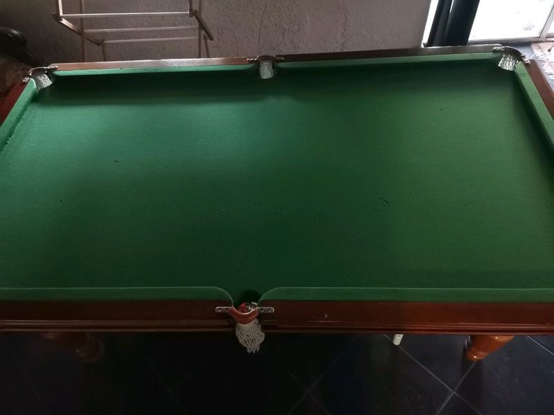 Pool/snooker table
