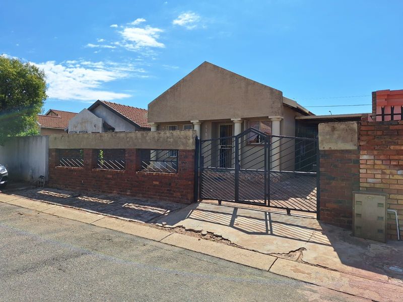 Charming 3 Bedroom, 2 Bath House in Eersterust - Ideal for Families, Couples, and Investors
