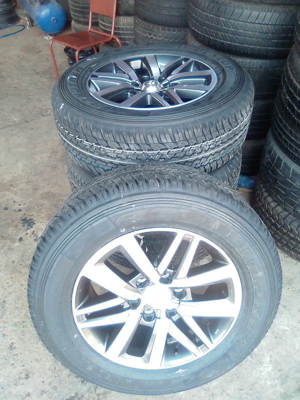 18inch Toyota Hilux/Fortuner original mags with brand new 265/60/18 Dunlop Grandtrek A/T set R15500