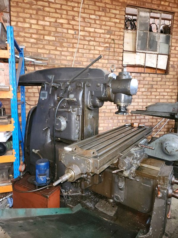 Heavy duty milling machine