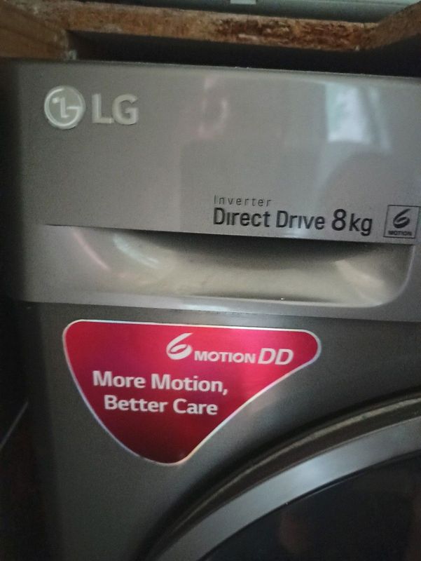 8 kg LG WASHING MACHINE FOR SALE ( leaving the country)